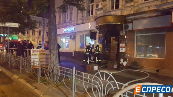 У центрі Києва невідомі кинули вибухівку в житловий будинок - фото 3