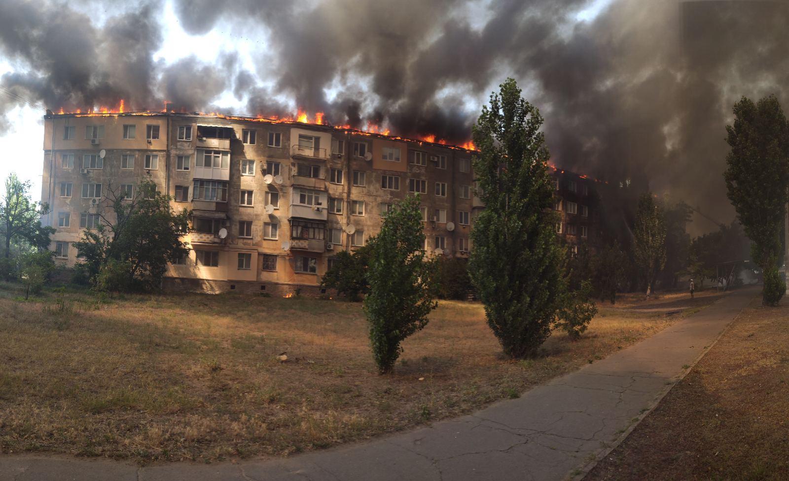 В Новой Каховке вспыхнул масштабный пожар, огнем охвачена пятиэтажка