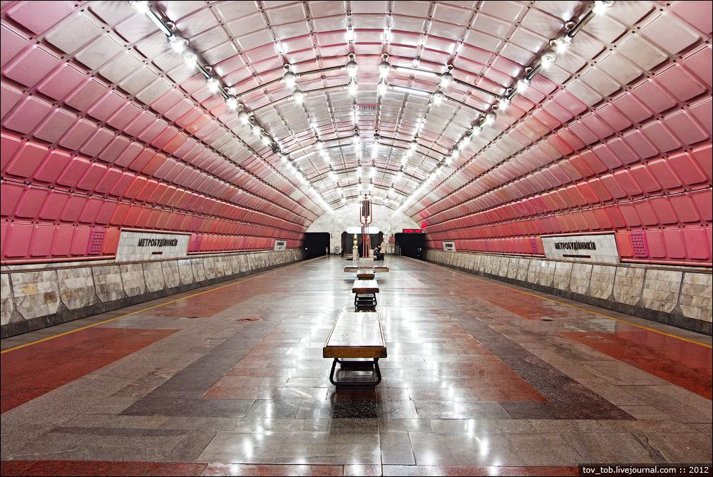 Станция метро "Метростроителей". Днепр