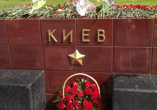 До стел Києва та Одеси принесли квіти