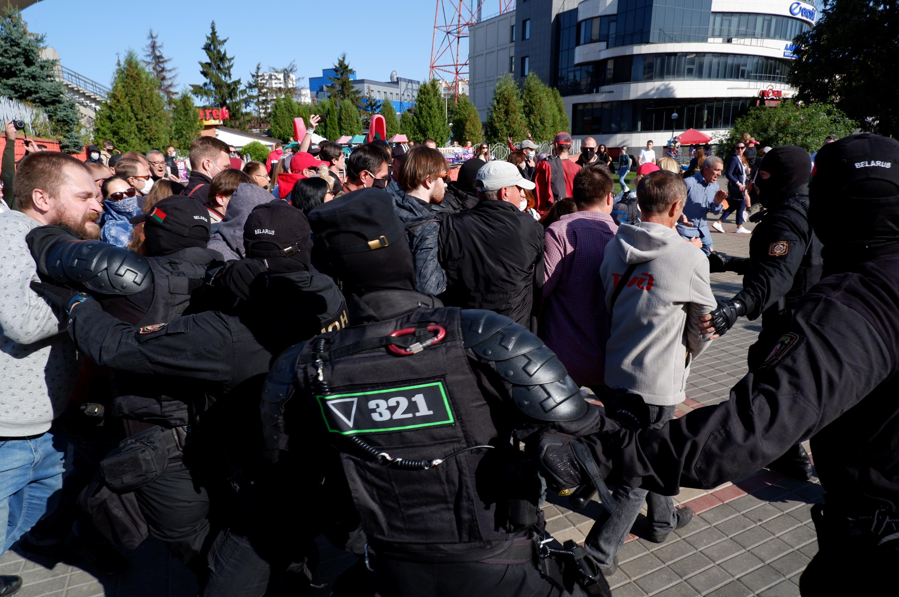 Политнавигатор все новости. Протесты в Беларуси сейчас. Последние протесты в Белоруссии. Протесты в Гомеле. Гомельский ОМОН Беларусь 2020.