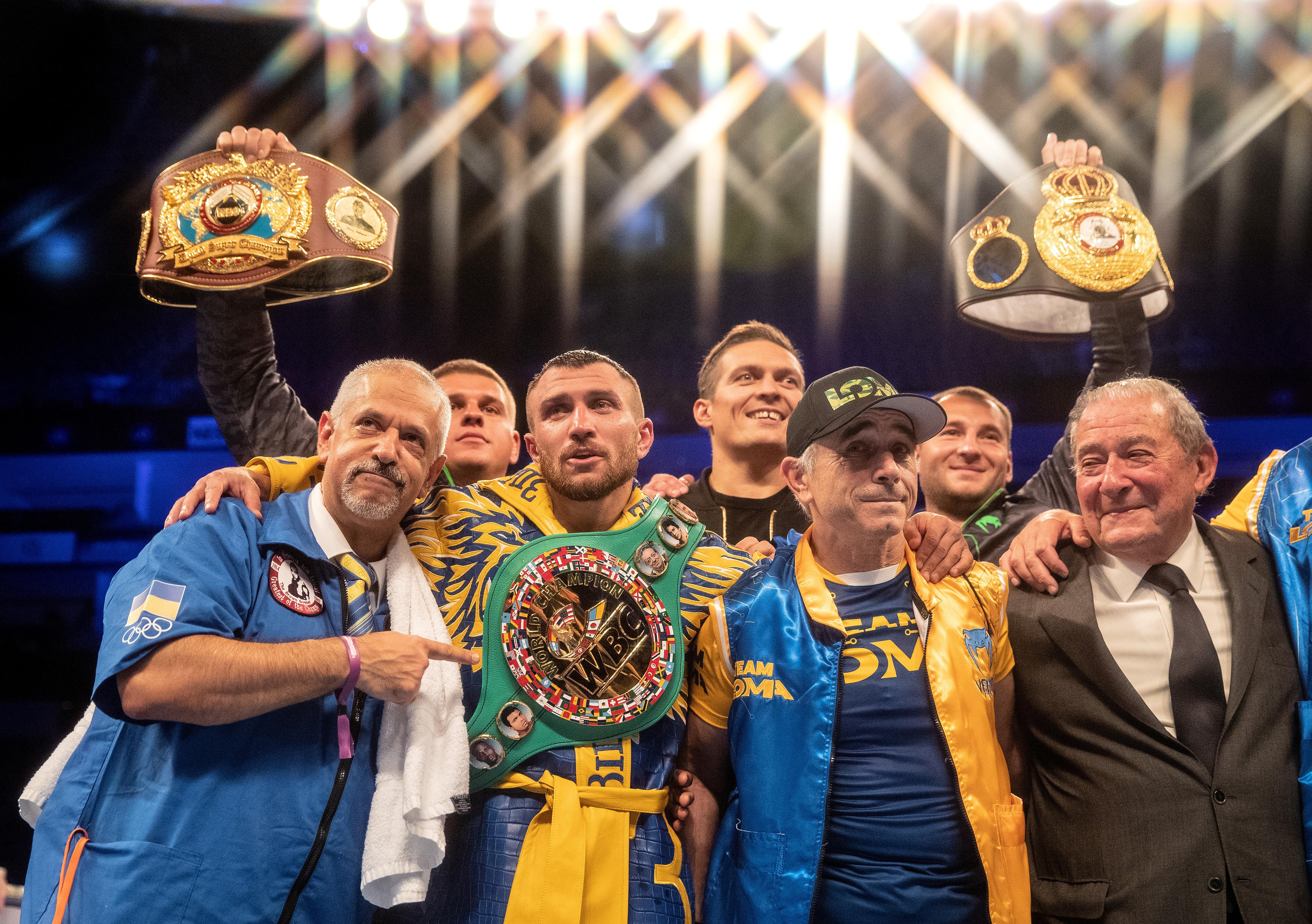 Ломаченко. Василий Ломаченко. Василий Ломаченко чемпион. Василий Ломаченко с поясами. Анатолий Николаевич Ломаченко.