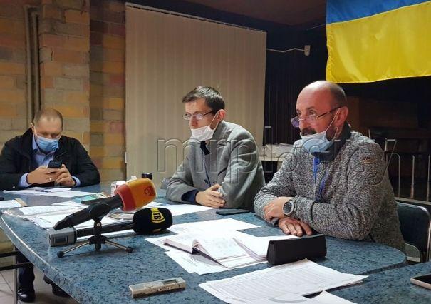Анатолий Паланийчук (крайний справа) во время брифинга