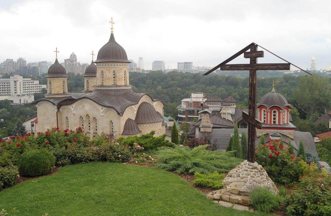 Киев закрыт. Архангело-Михайловский Зверинецкий монастырь. Зверинецкий монастырь в Киеве. Зверинецкий монастырь в Киеве фото. Церковь Московского Патриархата в Ивано Франковске.