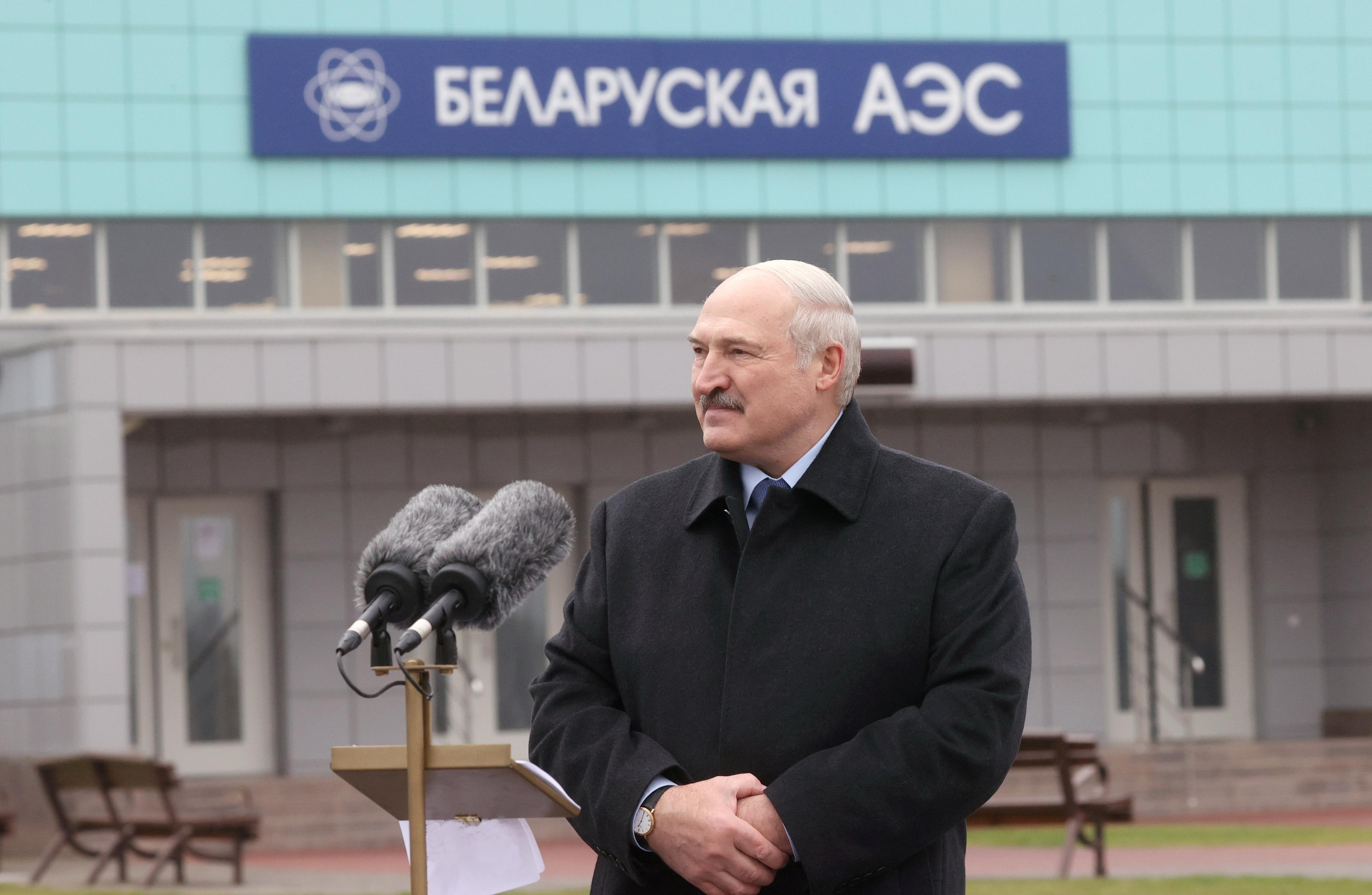 Открытие аэс. Белорусская АЭС Лукашенко. Лукашенко на белорусской АЭС. Директор белорусской АЭС. Белоруссия ядерная держава.