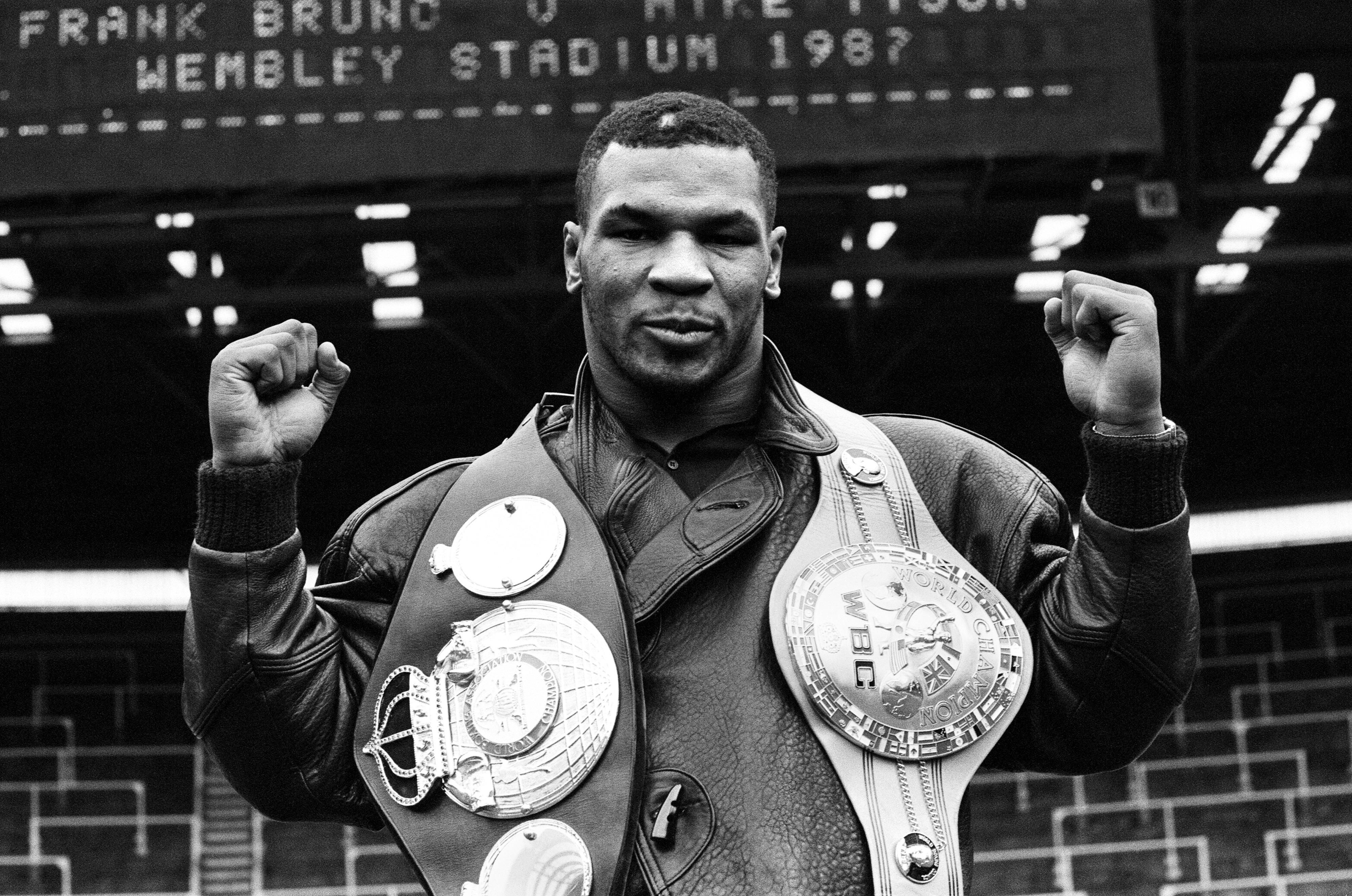 На фото - Майк Тайсон з чемпіонськими титулами WBA i WBC у 1987-му році