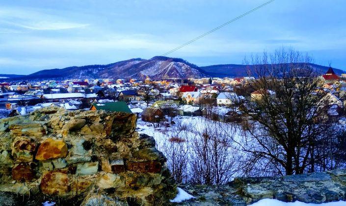 Зимова Надвірна з боку Пнівського замку