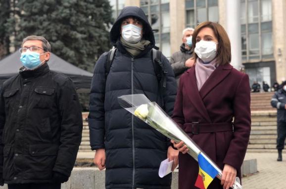 Майя Санду (крайня праворуч) та Дорін Кіртоаке (крайній ліворуч). Кишинів, 6 грудня 2020 року