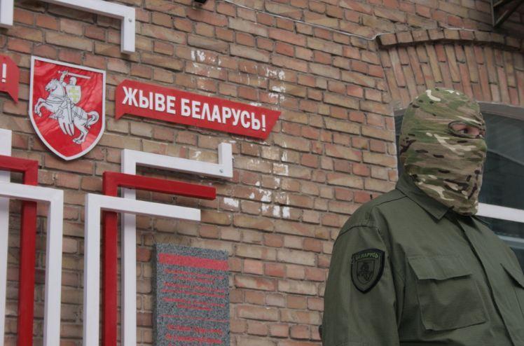 Київ,вулиця Білоруська, 22. Монумент на пошану білоруських воїнів-добровольців