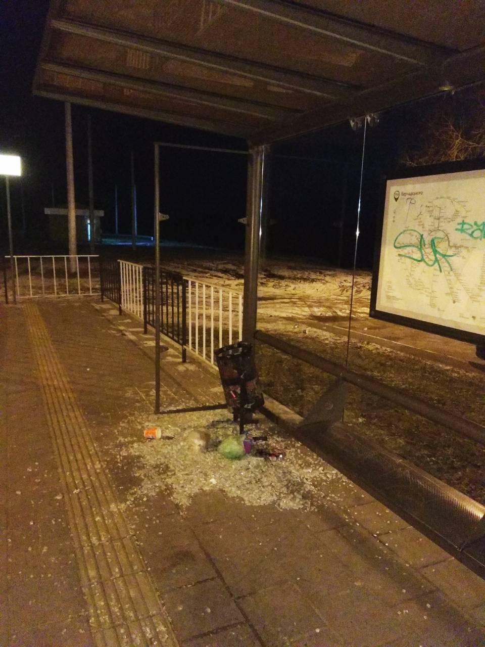 У Львові вщент зруйнували павільйон на трамвайній зупинці