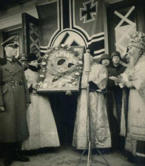 Представитель германского командования передает начальнику Псковской миссии протоиерею Кириллу Зайцу икону Тихвинской Божией Матери. Псков. 22 марта 1942 года
