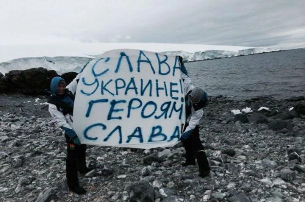 Українські мандрівниці підтримали Євромайдан в Антарктиді