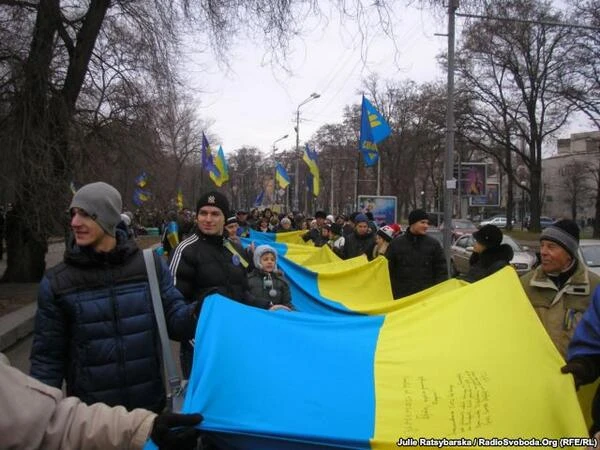 Дніпропетровські активісти Євромайдану влаштували флеш-моб з прапором