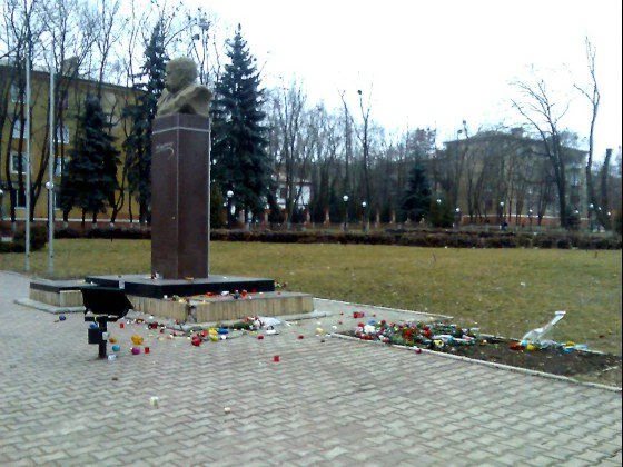 У Краматорську вандали познущалися над місцем шани загиблого майданівця