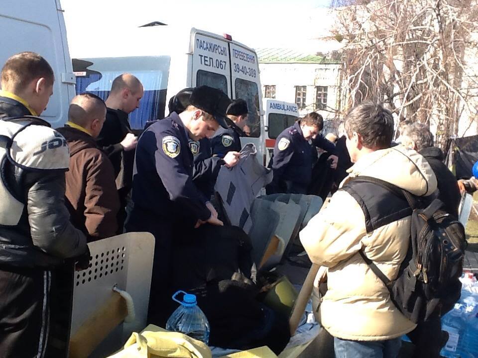 Міліціонери, які приїхали з Львівщини, скинули форму і переодягнулися у бронежилети