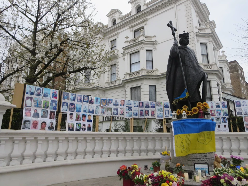 Неподалік від пам'ятника знаходяться Український клуб і посольство України