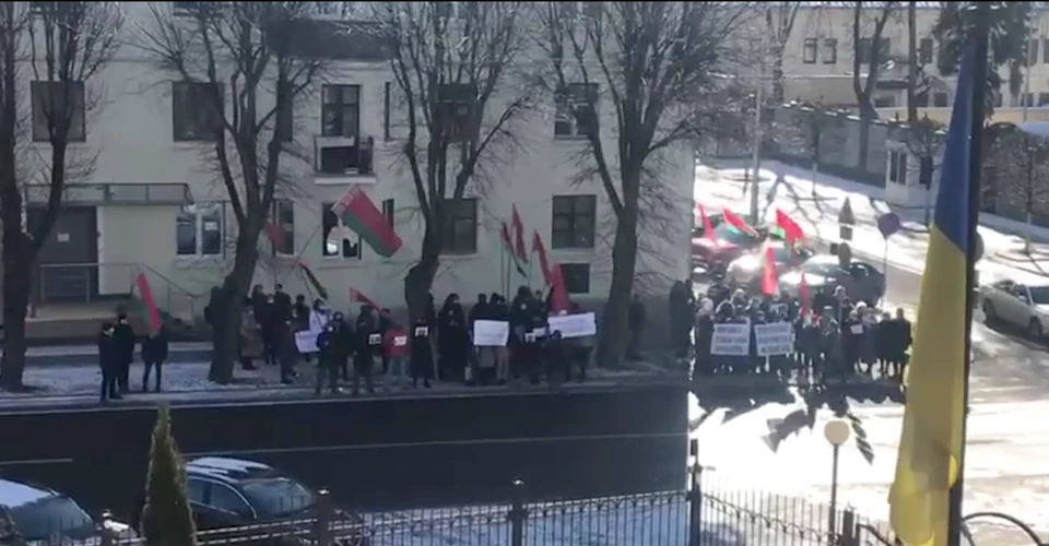 влада Білорусі влаштувала мітинг під посольством України