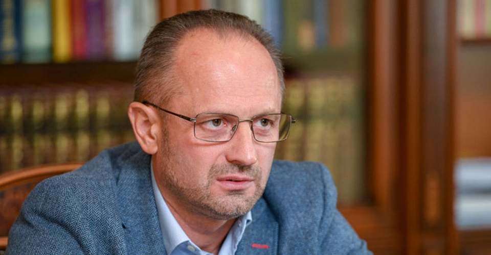А на біса той посол, коли президент у відносинах зі США відіграє роль і міністра, і радника, і посланника, - Безсмертний