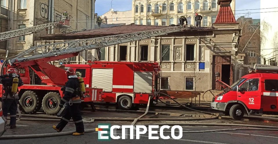 У центрі Києва горить будівля