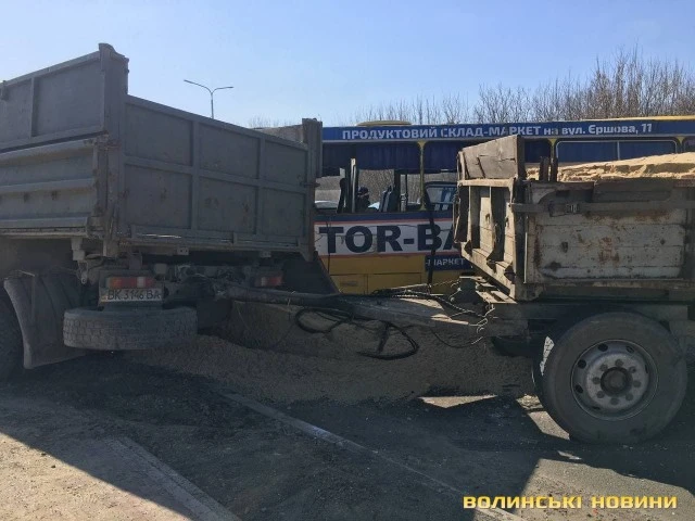 У Луцьку трапилась аварія за участю вантажівки та маршрутного таксі