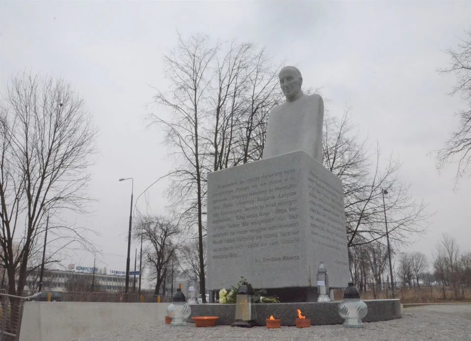 пам’ятник Омеляну Ковчу