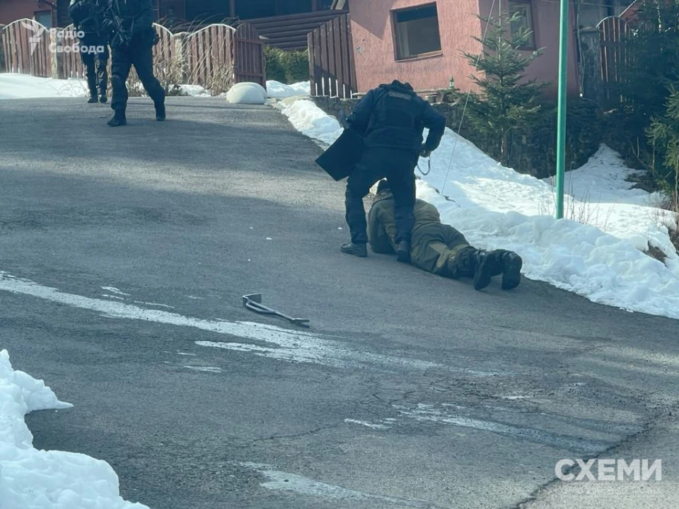 Кадри обшуку маєтку родини Віктора Медведчука на Закарпатті