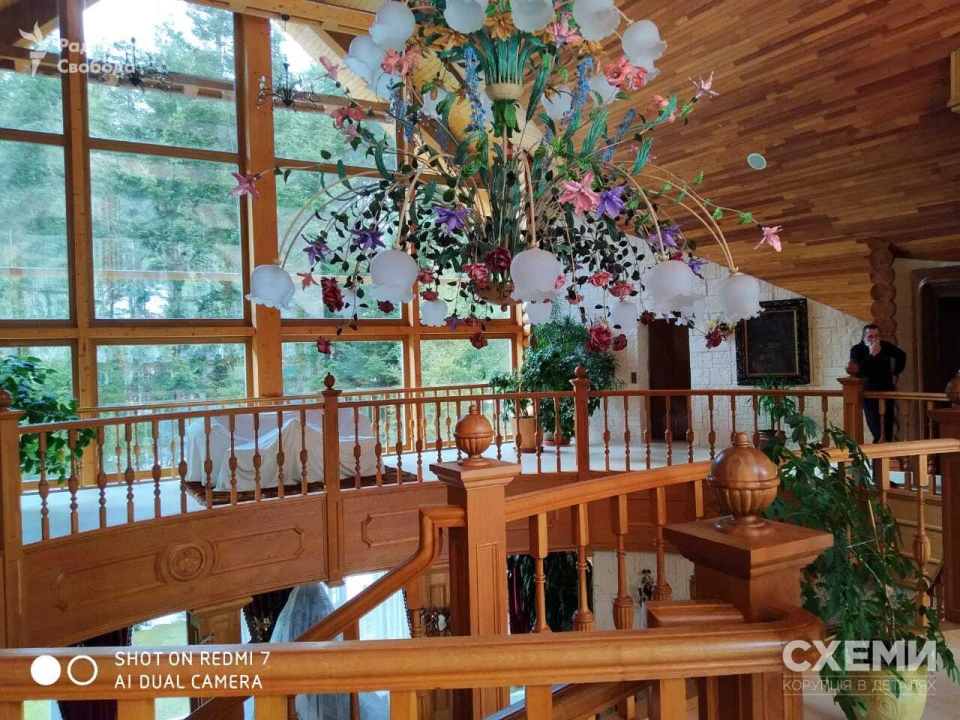 Кадри обшуку маєтку родини Віктора Медведчука на Закарпатті