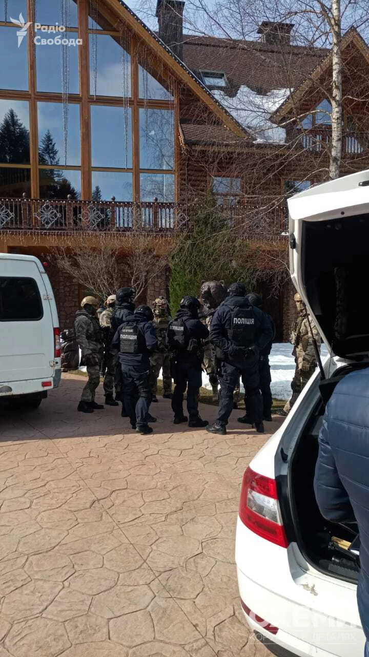 Кадри обшуку маєтку родини Віктора Медведчука на Закарпатті