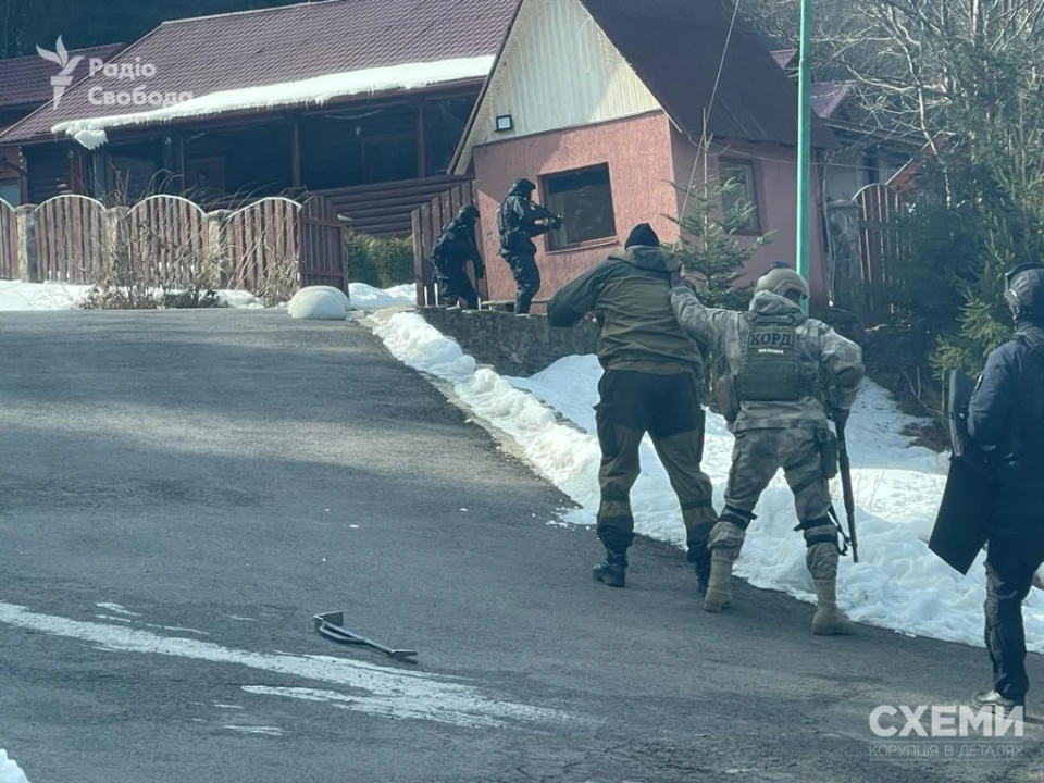Кадри обшуку маєтку родини Віктора Медведчука на Закарпатті