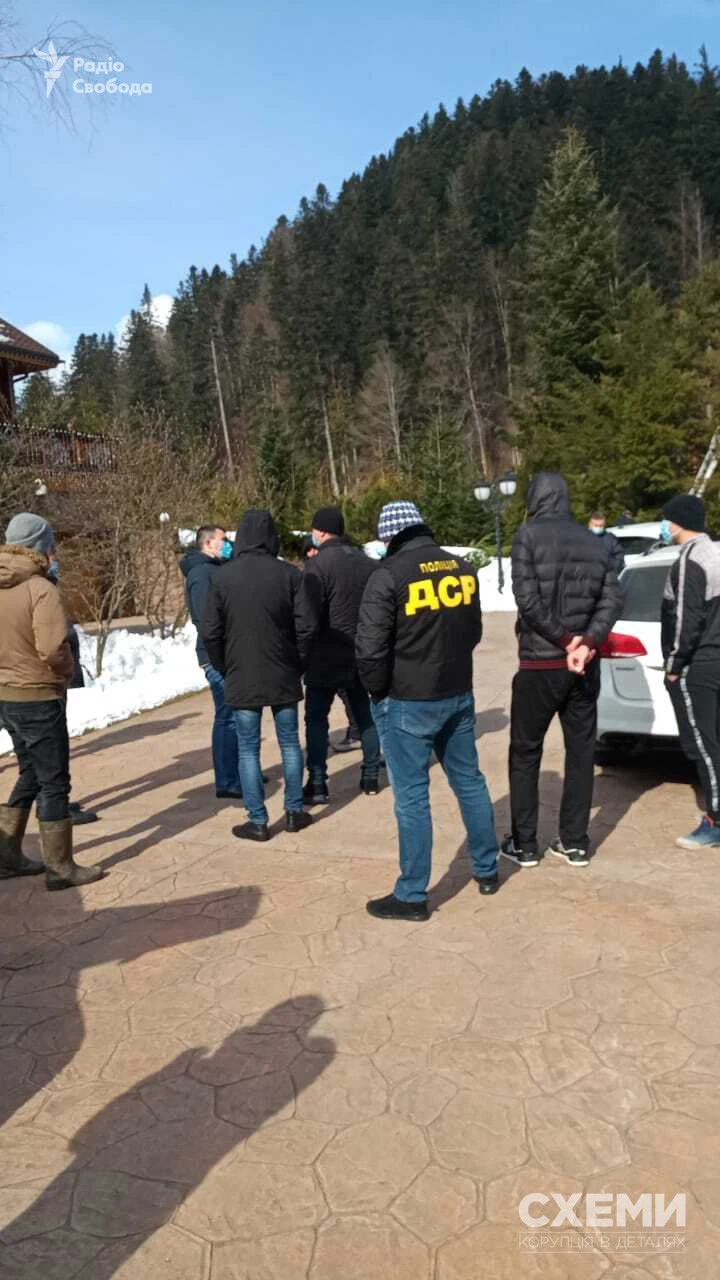 Кадри обшуку маєтку родини Віктора Медведчука на Закарпатті