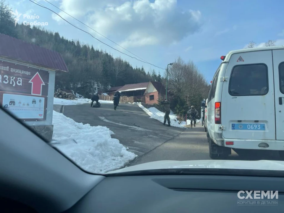 Кадри обшуку маєтку родини Віктора Медведчука на Закарпатті