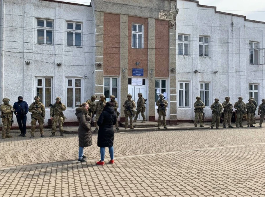 Приміщення Будинку культури міста Надвірне, де розташувалась ОВК, оточили спецпризначенці