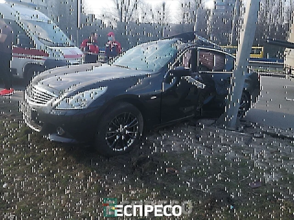 У Києві Infiniti влетів у стовп