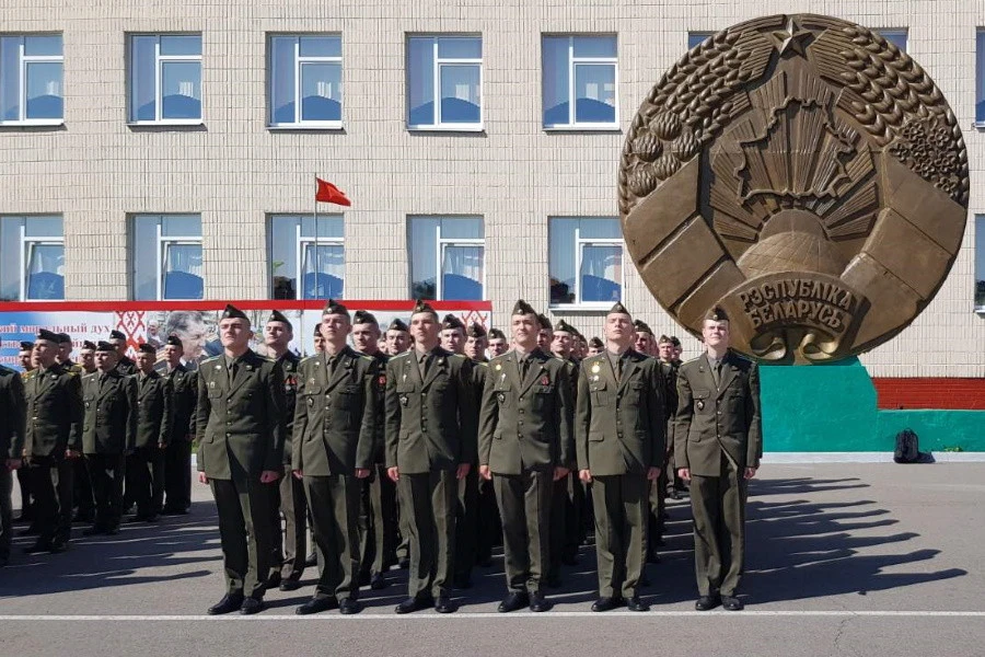 На плацу Військової академії Республіки Білорусь