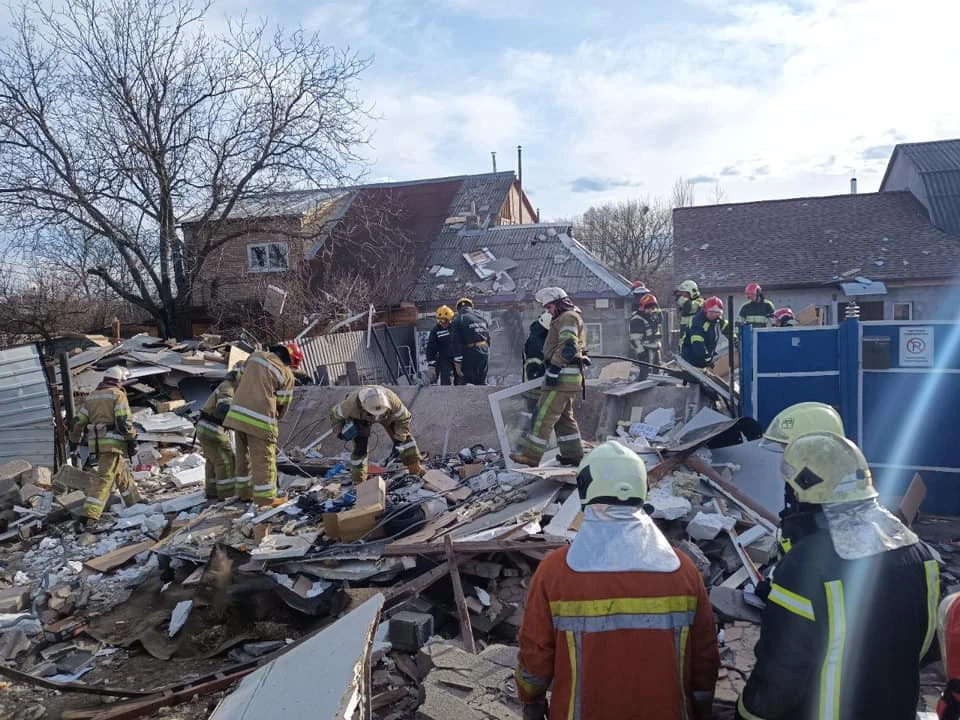 У Києві вибухом зруйновано приватний будинок, рятувальники перевіряють чи під завалами є люди