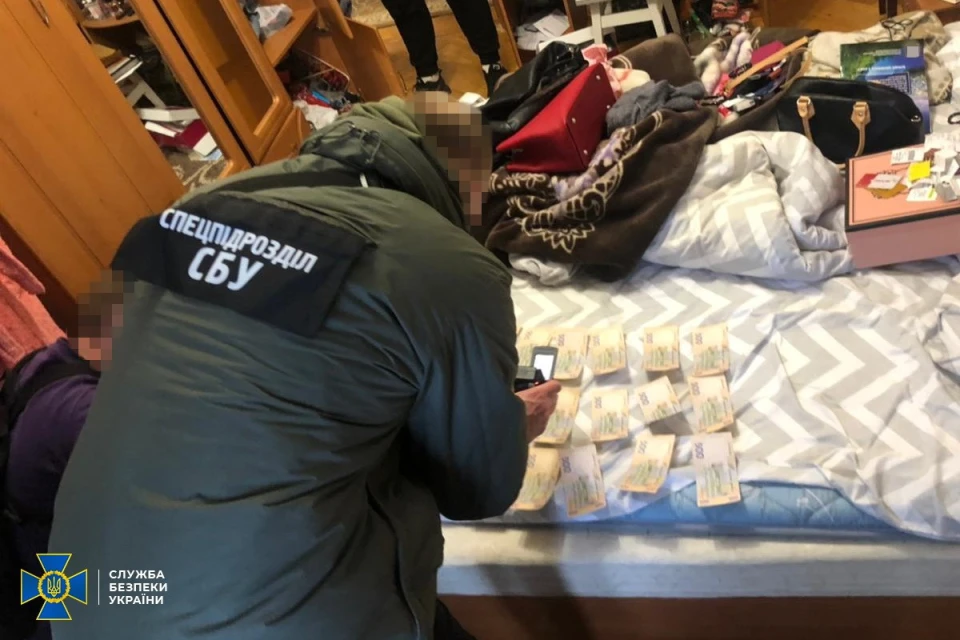 На Рівненщині зловмисники підробляли документи та збували фальшиві євро