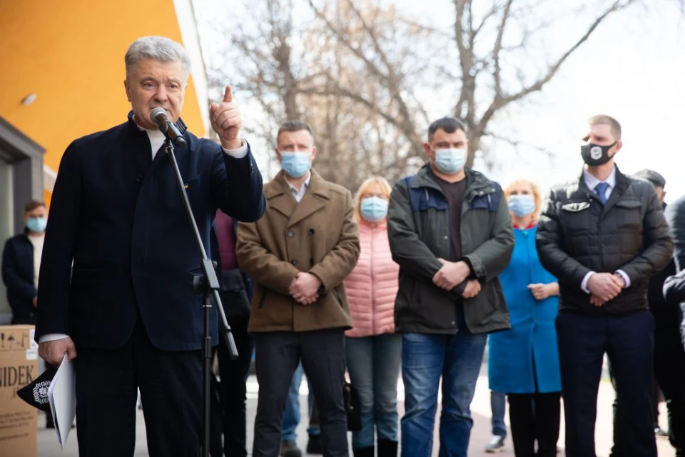 Порошенко передав кисневі концентратори в лікарню на Київщині