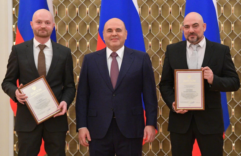Дмитро Стєшин (праворуч) із грамотою від прем'єр-міністра РФ Михайла Мішустіна (в центрі)