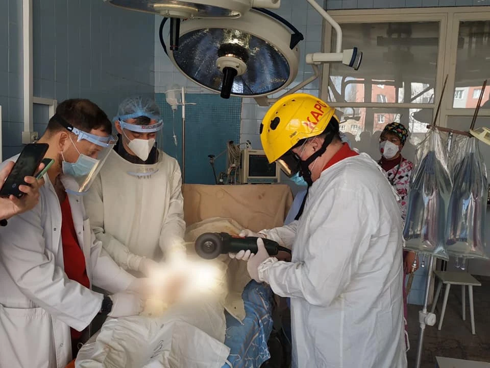 У Києві медикам довелося рятувати чоловіка, який одягнув гайку на статевий орган