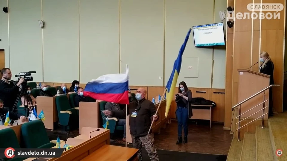У Слов'янську активіст приніс на засідання міськради прапор РФ