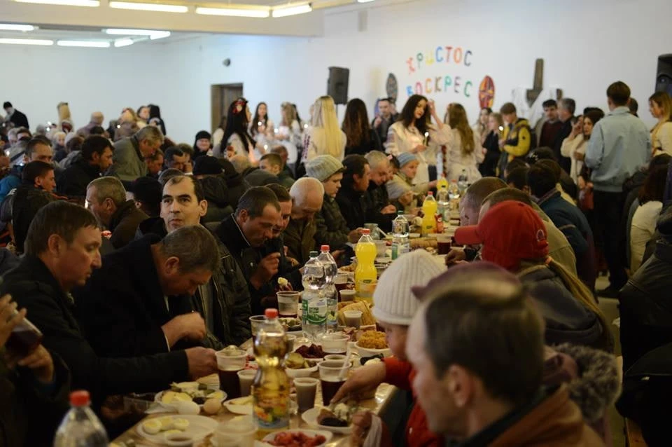 великодній сніданок для бездомних