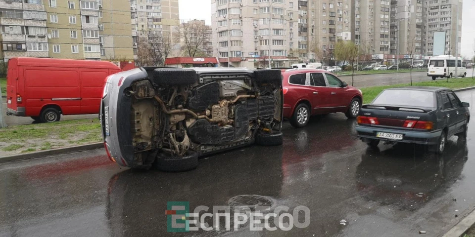 В Дарницком районе Киева произошло ДТП с опрокидыванием