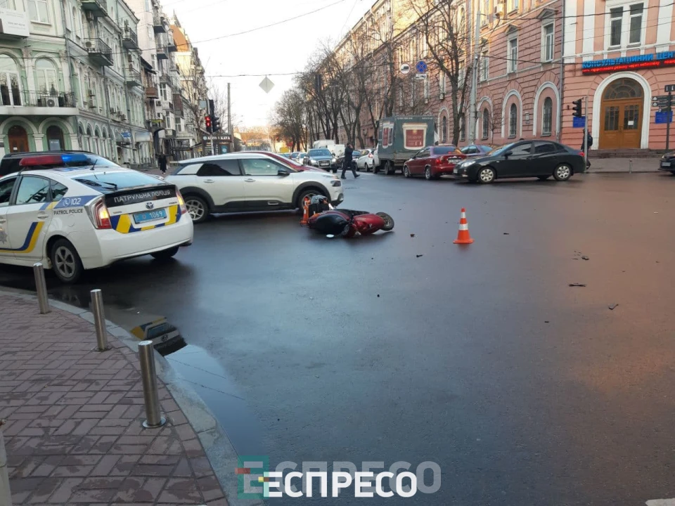 У центрі Києва зіткнулися автівка та скутер служби доставки