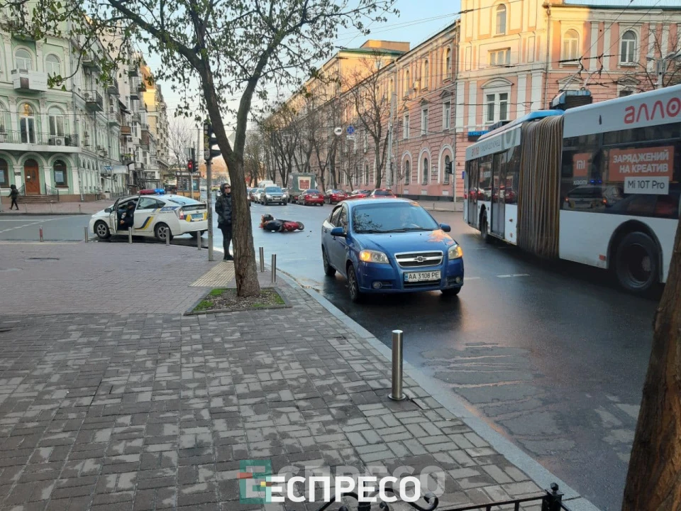 У центрі Києва зіткнулися автівка та скутер служби доставки
