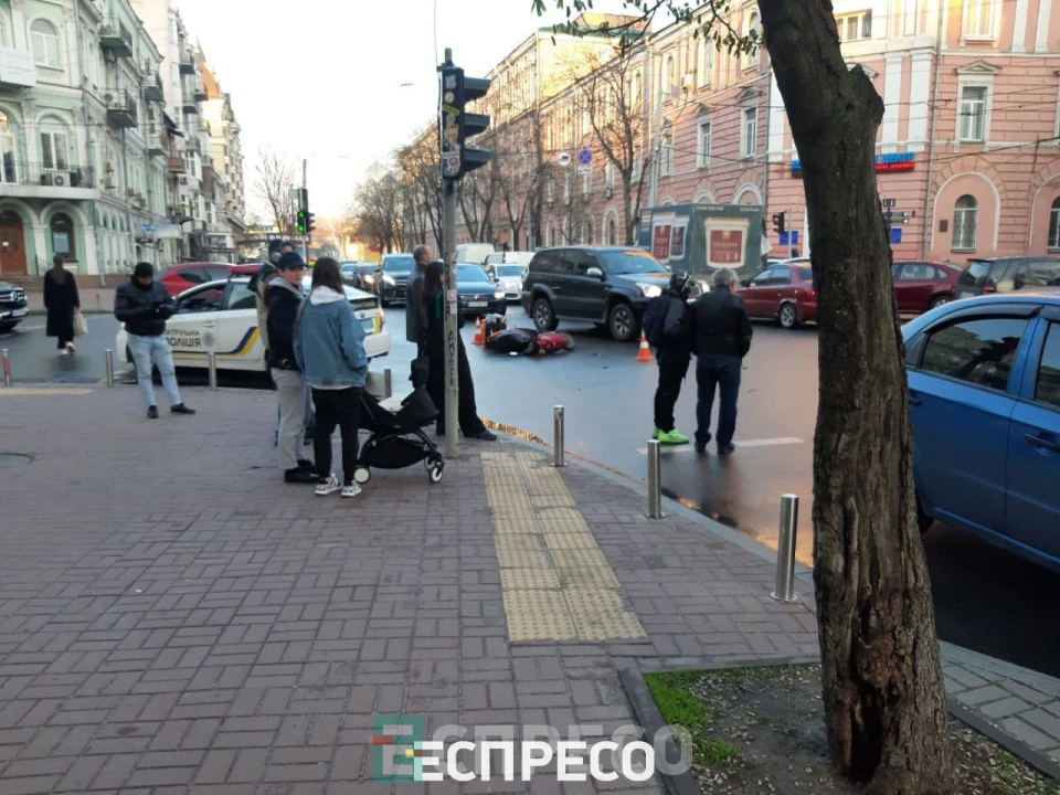 У центрі Києва зіткнулися автівка та скутер служби доставки