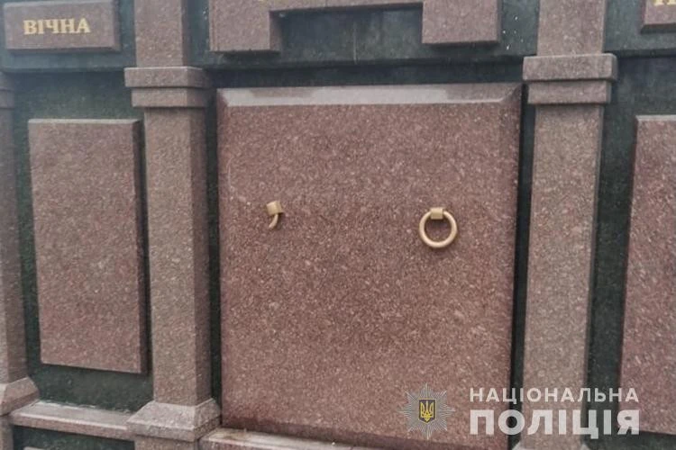 У Тернополі спіймали вандала, який на Микулинецькому цвинтарі пошкодив 80 могил