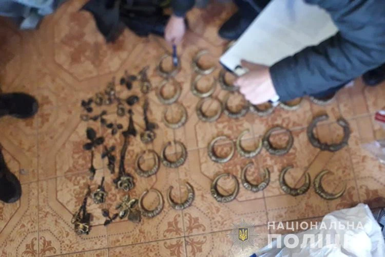 У Тернополі спіймали вандала, який на Микулинецькому цвинтарі пошкодив 80 могил