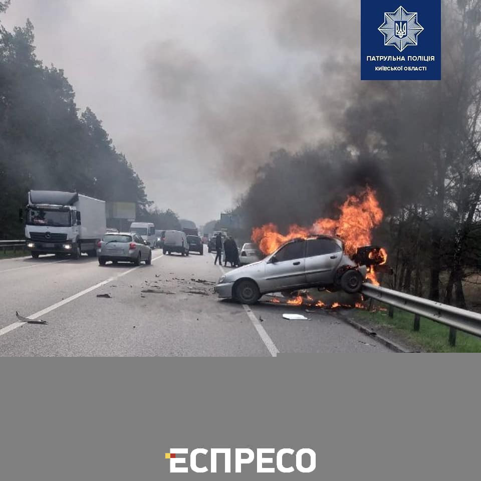 На автодороге Киев - Ковель в результате ДТП сгорел автомобиль