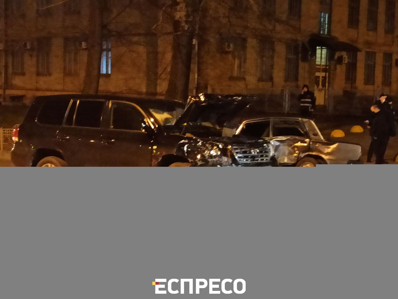 В Киеве из-за столкновения внедорожника и автомобиля полиции пострадал полицейский