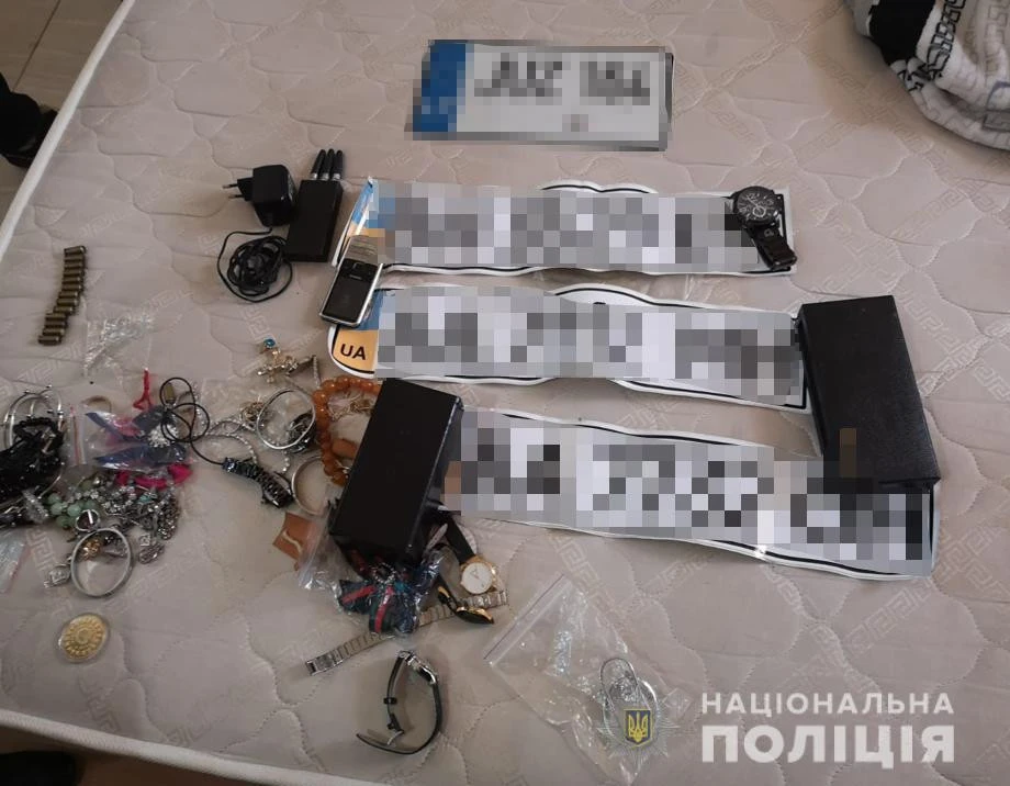 Вилучили понад 400 тис. грн: в Одесі поліція проводить обшуки у "представників криміналітету"